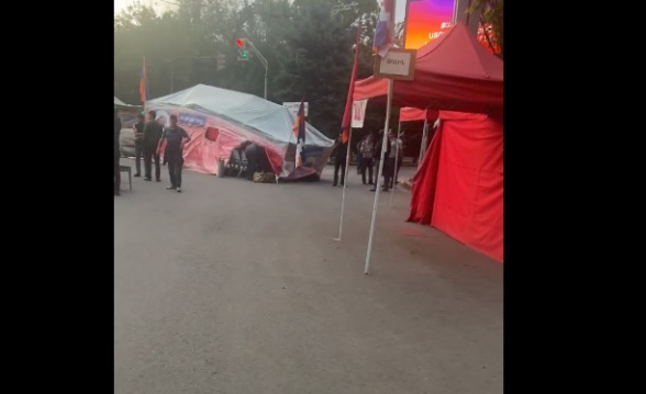 Неизвестный наехал на палатку на площади Франции на глаза у полиции (видео)